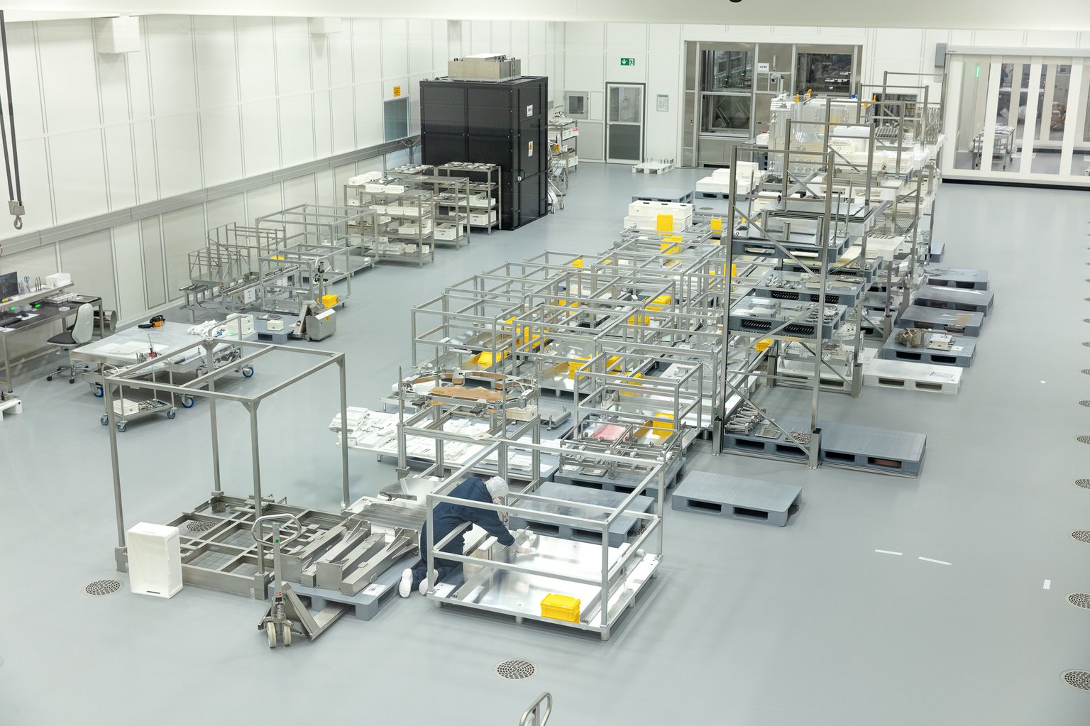 Assembly of components under clean room conditions